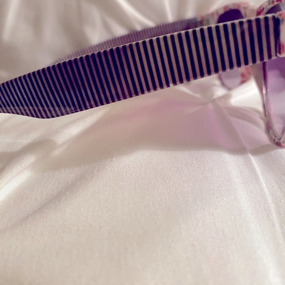 WHITE FLORAL SUNGLASSES WITH STRIPED ARMS - Picture 4 of 4